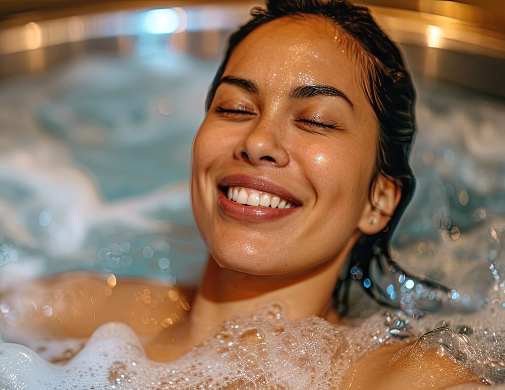 Frau genießt entspannte Wellnessmomente im sprudelnden Whirlpool des Hotel Victory Therme Erding