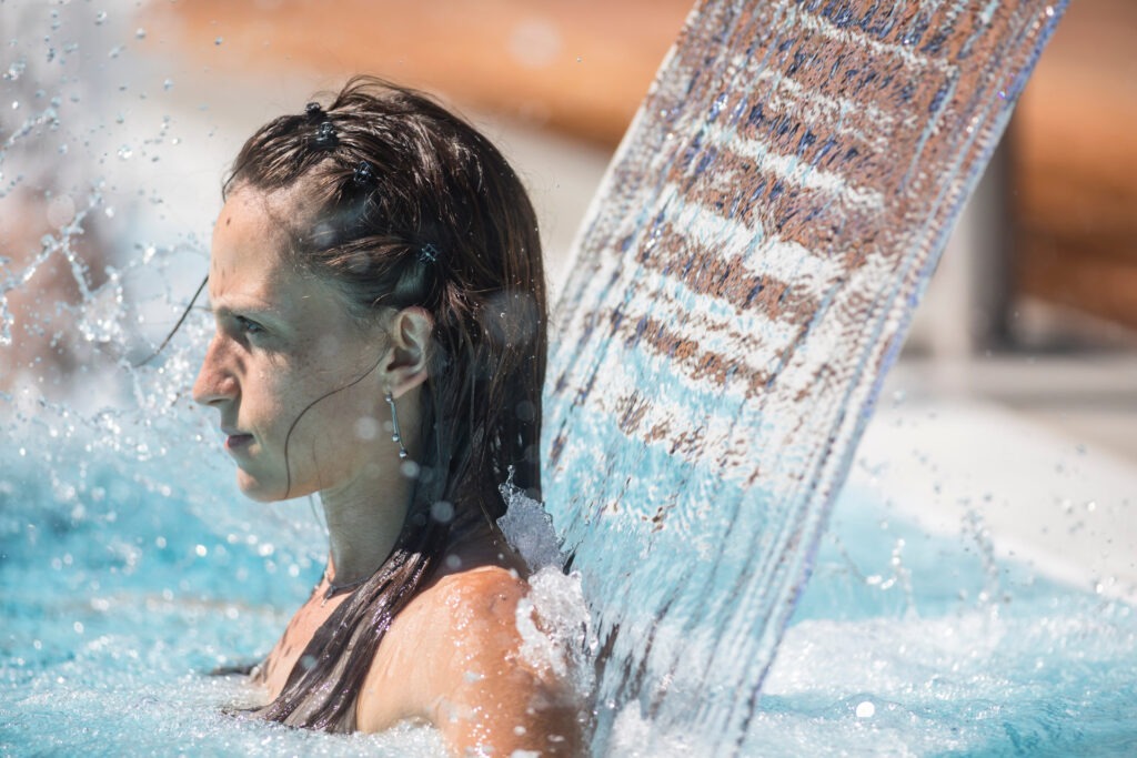 Paar genießt entspannt die Wärme in einer Sauna während eines Wellness- und FKK-Urlaubs in Österreich.