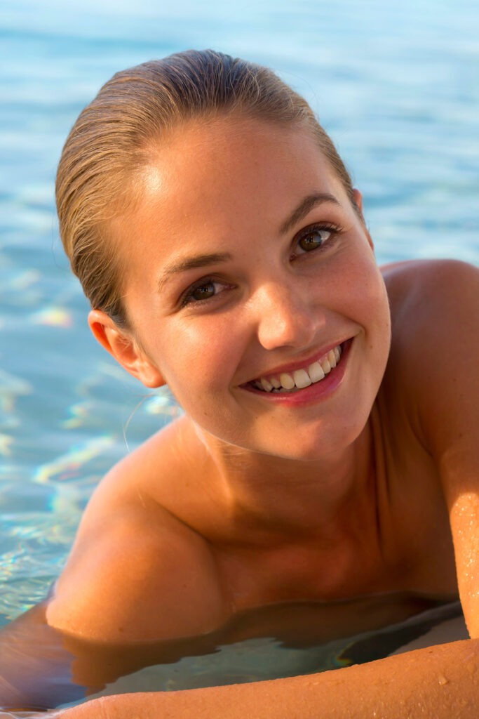 Paar genießt entspannt die Wärme in einer Sauna während eines Wellness- und FKK-Urlaubs in Österreich.