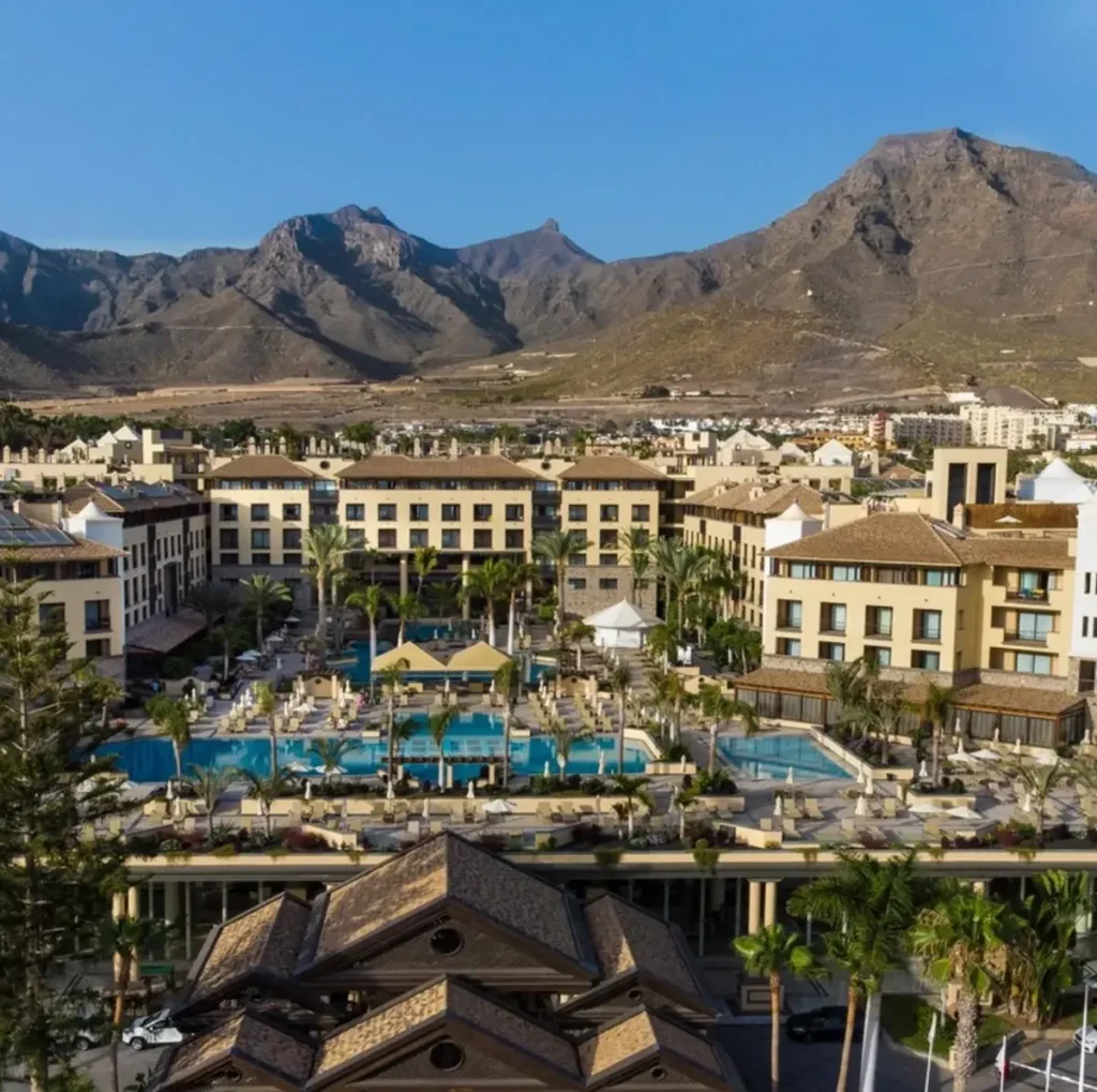 Gran Costa Adeje Hotel Teneriffa mit Poolanlage und Bergblick