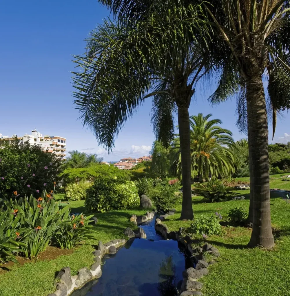 Parque Hotel Vacacional Eden Teneriffa – tropischer Garten mit Palmen und Ruhebereichen