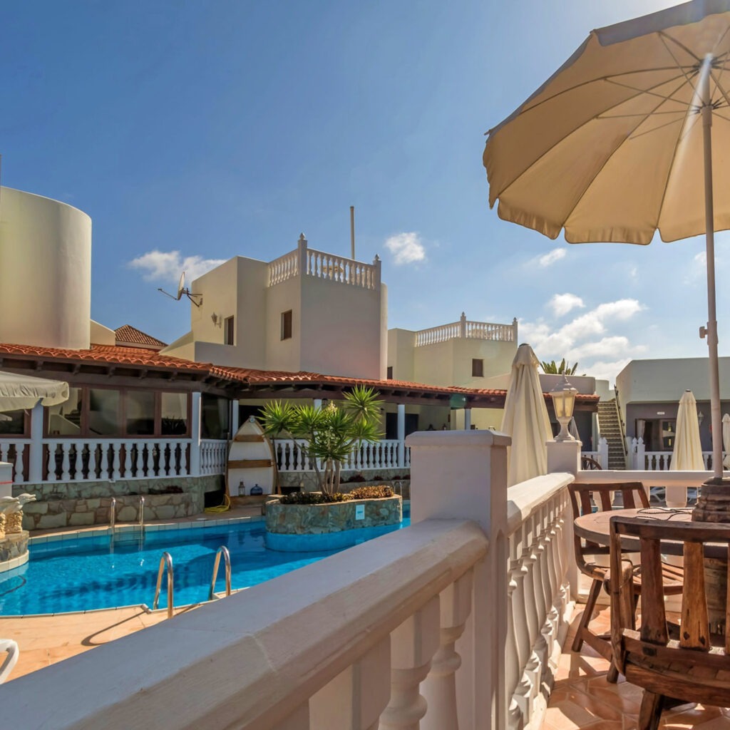 Infiniti Sun Club auf Fuerteventura mit Pool, Sonnenschirmen und moderner Architektur – ideales Adults-only-Resort für FKK-Urlaub im Winter.