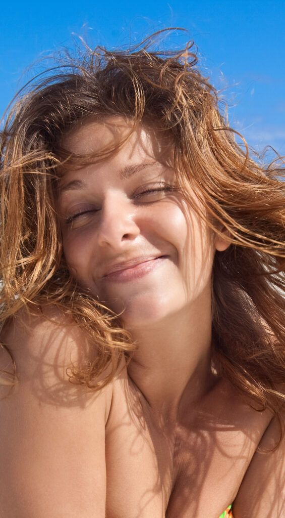 Girl Laughing Naturistin schwimmt im Pool eines FKK-Resorts in Istrien.