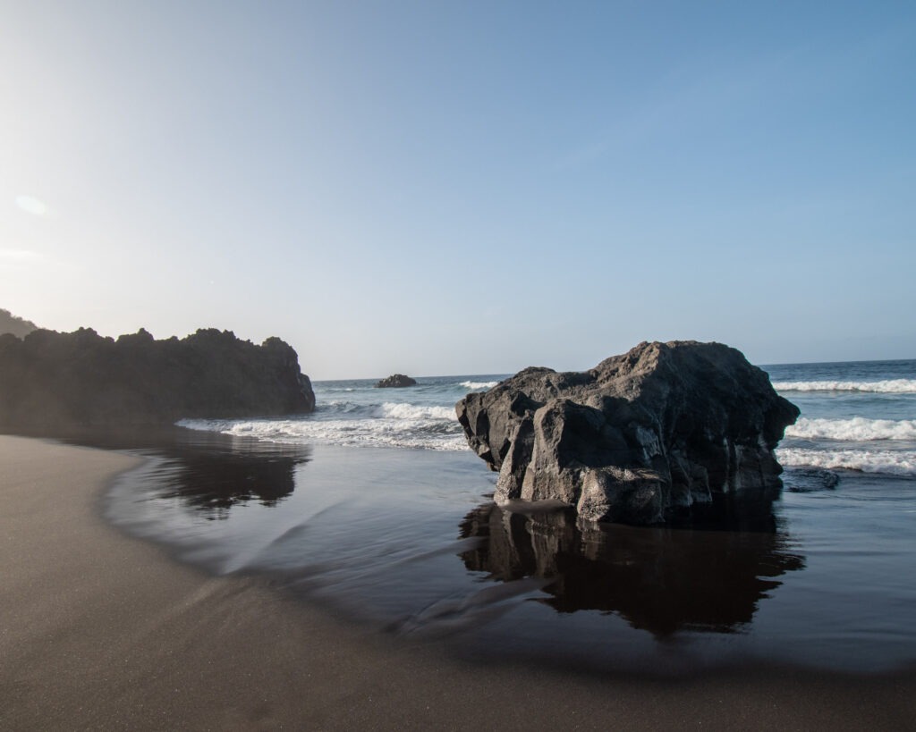 Playa de los Patos / Playa el Bollullo, La Orotava / Puerto de l Blick auf den FKK-Strand von Playa del Inglés mit Dünen, Palmen und weitem Meer.