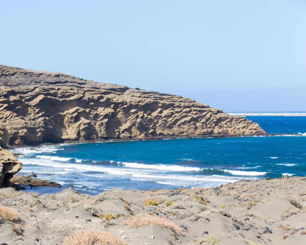 Playa Montana Pelada at Tenerife island, Spain Felsige Nordküste von Gran Canaria bei Punta de Bañaderos mit schwarzem Sandstrand und Meerwasserpools.