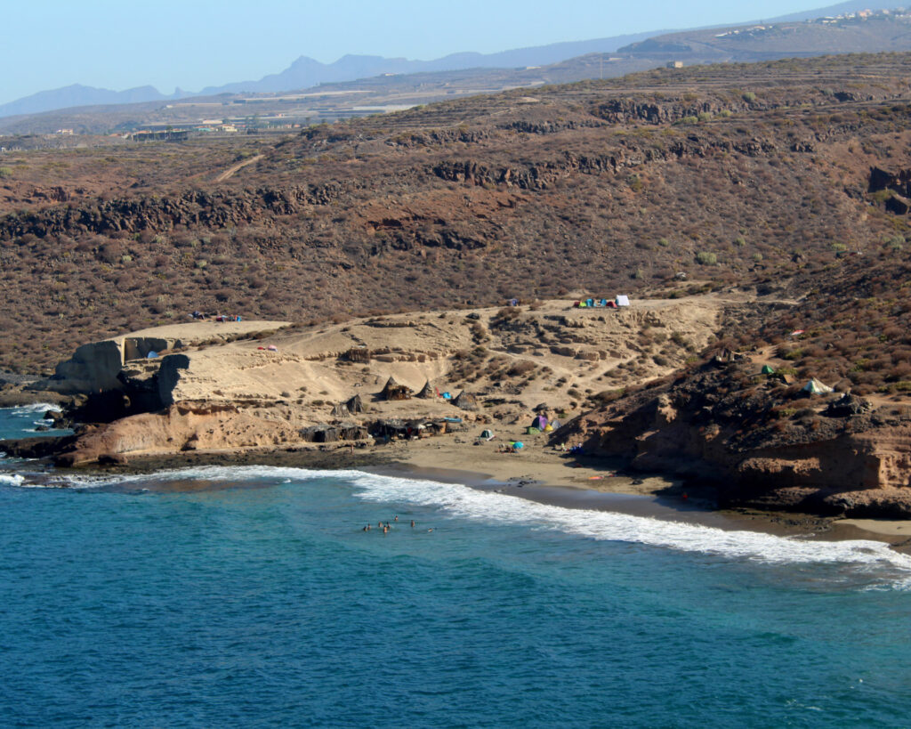 Remote and unspoilt Playa Salvaje Diego Hernandez Beach on the a FKK-Strand Playa Tiritaña auf Gran Canaria – naturbelassene Bucht mit Sandstrand und Felsen.