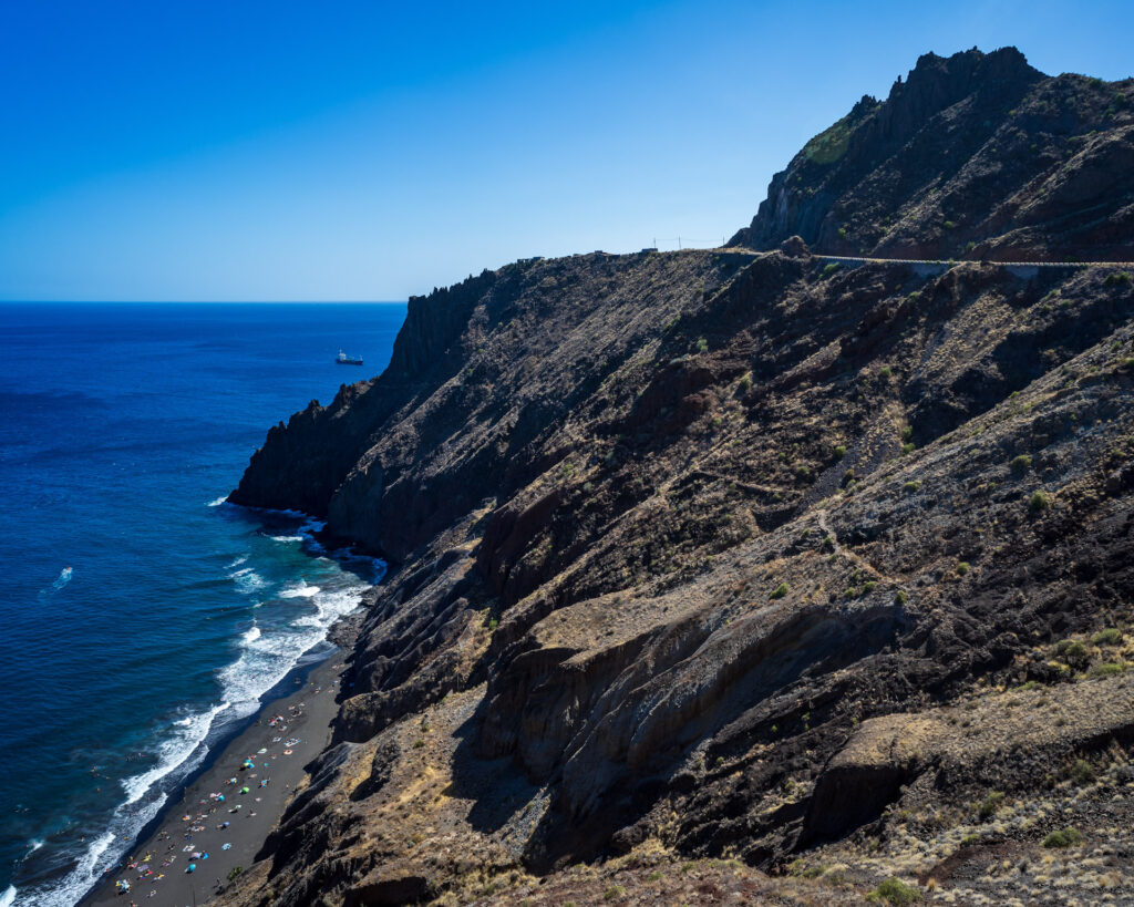 Seascape. Atlantic ocean. Viewpoint of Mirador Playa de las Gavi Weitläufiger, ruhiger Sandstrand mit türkisblauem Meer und beeindruckender Steilküste auf Gran Canaria – ideal für FKK-Urlaub.