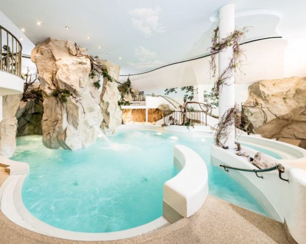 Freundinnen entspannen gemeinsam beim Wellness-Tag – Lachen, Erholung und pure Lebensfreude im FKK-Thermenurlaub.