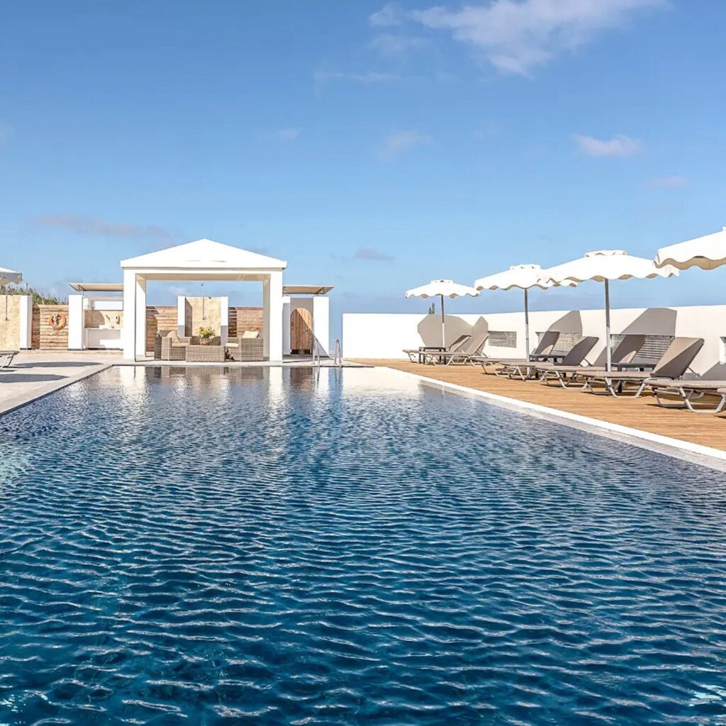 Poolbereich im Naturist Resort Viva Tourismo auf Rhodos – entspannter FKK-Urlaub in stilvollem Ambiente