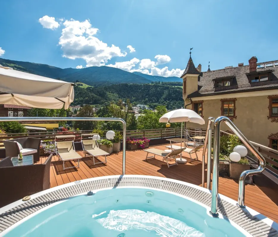 Freundinnen entspannen gemeinsam beim Wellness-Tag – Lachen, Erholung und pure Lebensfreude im FKK-Thermenurlaub.