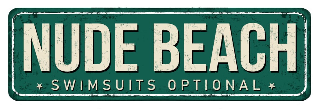 Junge Frau genießt nackt die Sonne am weißen Sandstrand eines tropischen Meeres – FKK-Urlaub, Freiheit und Entspannung pur