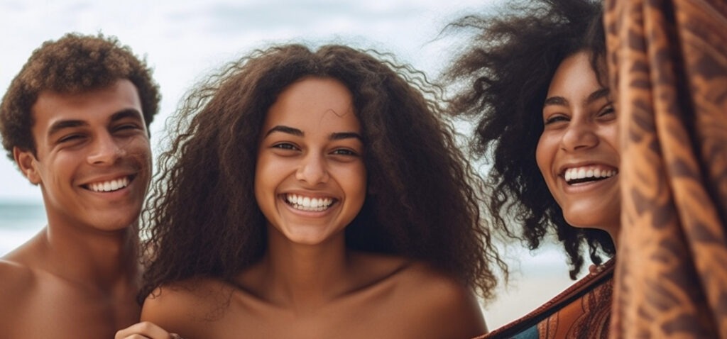 Junge Frau genießt nackt die Sonne am weißen Sandstrand eines tropischen Meeres – FKK-Urlaub, Freiheit und Entspannung pur