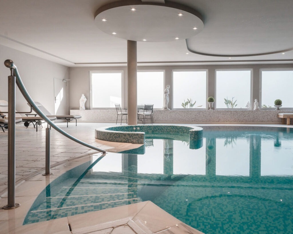 Freundinnen entspannen gemeinsam beim Wellness-Tag – Lachen, Erholung und pure Lebensfreude im FKK-Thermenurlaub.