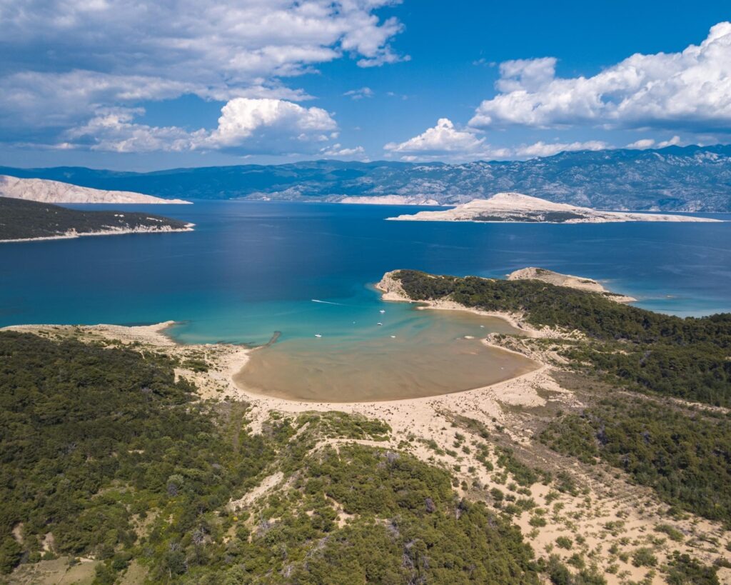 Aerial view of Sahara beach in Rab Island, forests around and ma Charco del Palo Naturpools – FKK-Ort mit Lavabecken und Meerblick auf Lanzarote