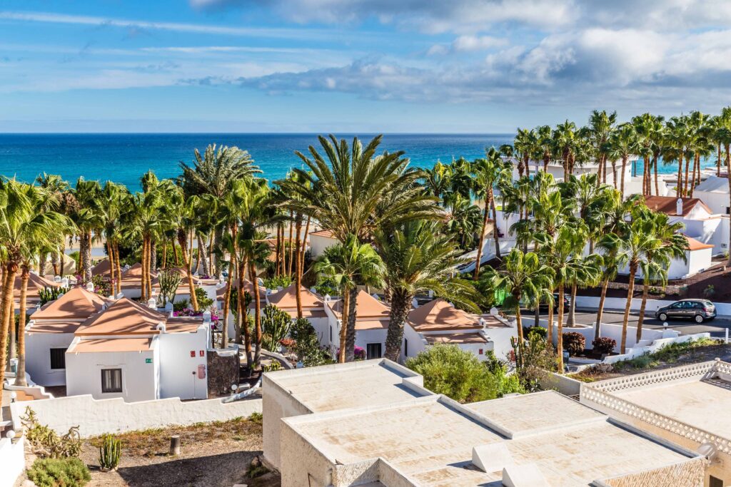 FKK Urlaub Spanien Frau entspannt am Strand mit Meer und natürlicher Atmosphäre