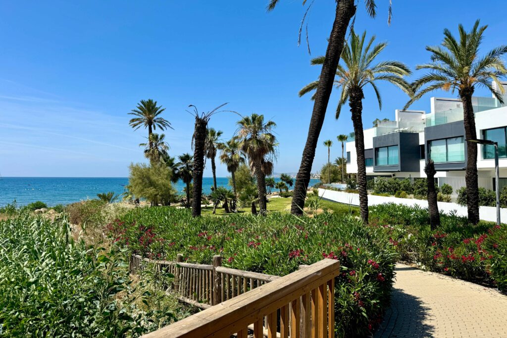 FKK Urlaub Spanien Frau entspannt am Strand mit Meer und natürlicher Atmosphäre