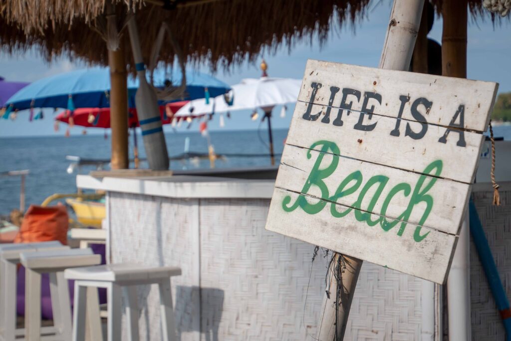 FKK Urlaub Spanien Küstenstrand mit Palmen, Meerblick und mediterraner Landschaft