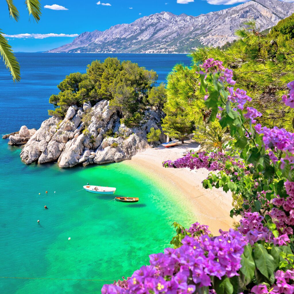 Idyllic beach Punta Rata in Brela aerial view Naturist Park Koversada bei Vrsar mit Meer, Inseln und FKK-Stränden