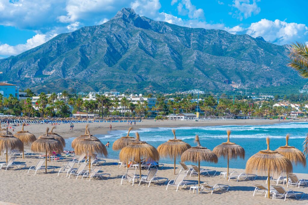 FKK Urlaub Spanien Frau entspannt am Strand mit Meer und natürlicher Atmosphäre