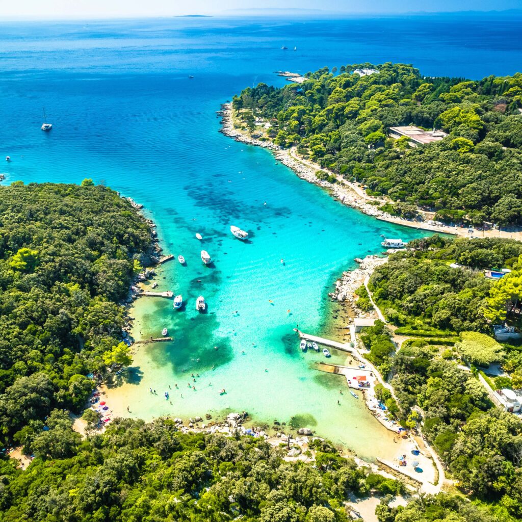Island of Rab idyllic turquoise bay aerial view Charco del Palo Naturpools – FKK-Ort mit Lavabecken und Meerblick auf Lanzarote