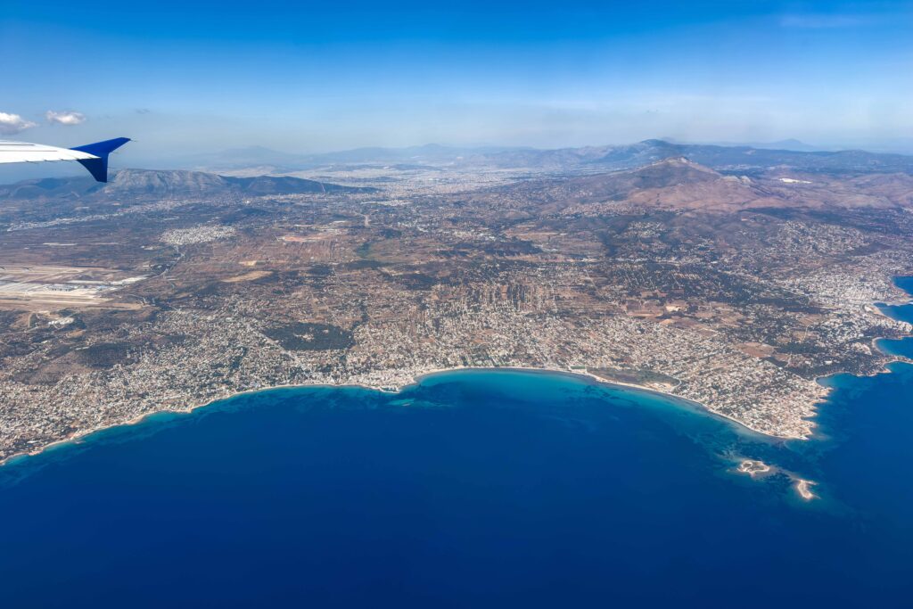 FKK-Urlaub auf der Insel Rab: Frau genießt nackt die Ruhe an einer felsigen Küste direkt am Meer