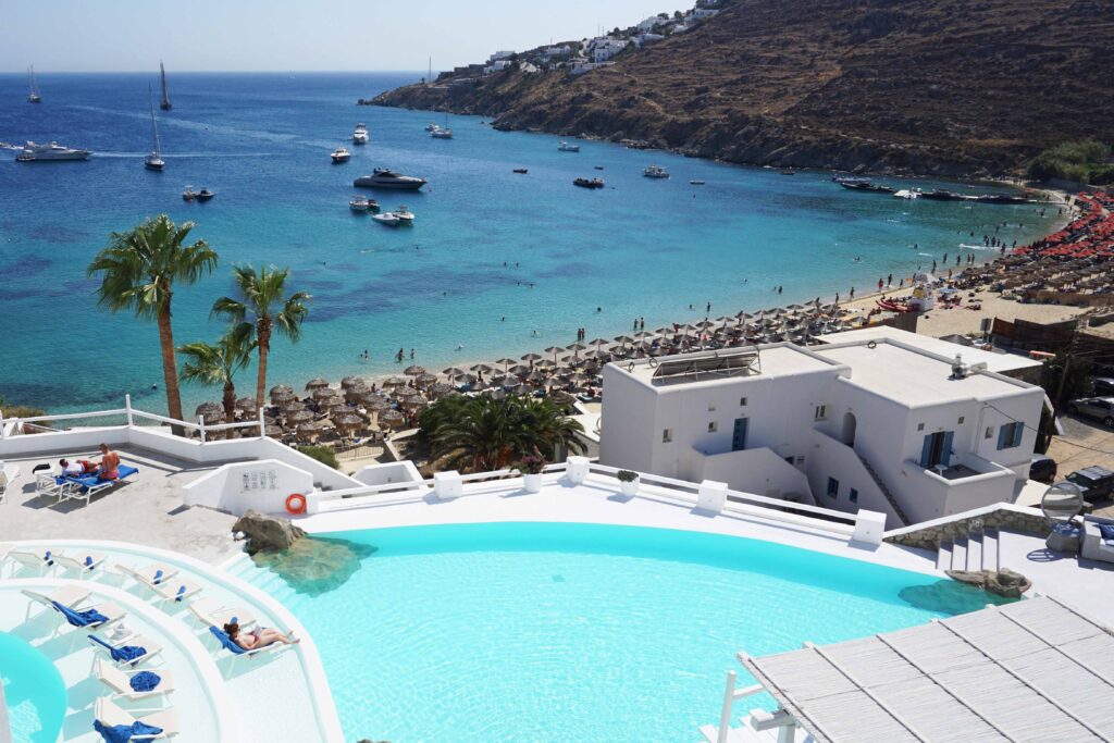 Poolbereich im Naturist Resort Viva Tourismo auf Rhodos mit modernen Liegen, Sonnenschirmen und entspannter FKK-Atmosphäre