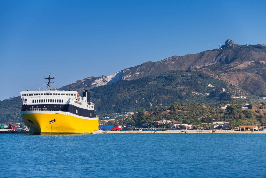 FKK-Urlaub auf der Insel Rab: Frau genießt nackt die Ruhe an einer felsigen Küste direkt am Meer