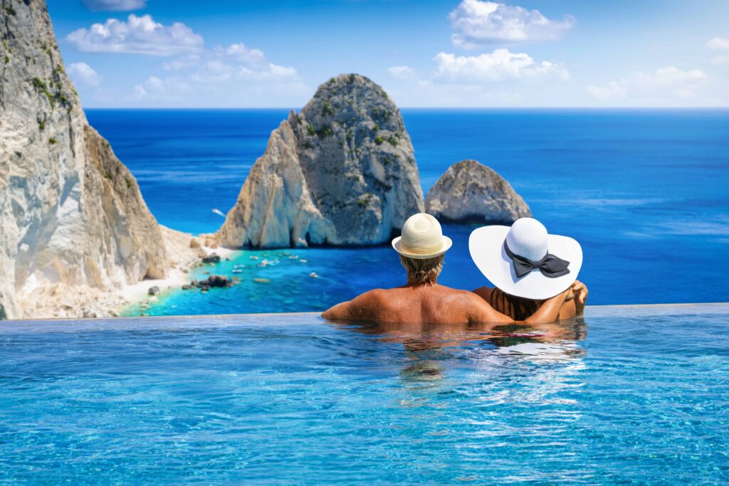 Nackte junge Frau liegt entspannt am Sandstrand, ihr Körper ist mit feinem Sand bedeckt, Sinnbild für Freiheit, Natürlichkeit und FKK-Urlaub im Winter 2025/26.