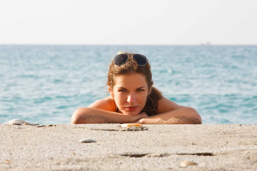 Frau genießt das Meer und die erfrischenden Wellen im Atlantik – pure Freiheit und Energie in natürlicher Umgebung.