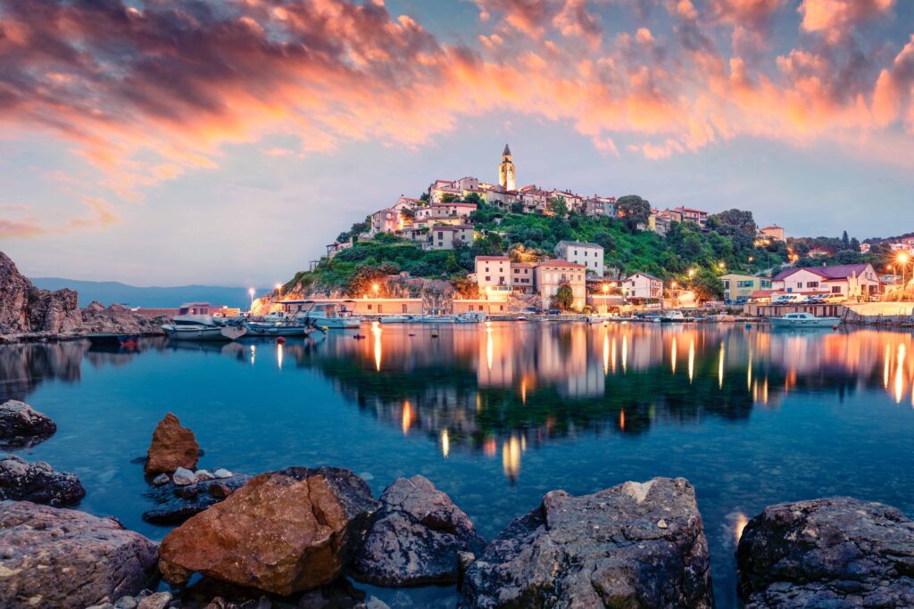 Blick auf die sonnige Küste von Lanzarote mit Palmen, Blumen und Meer – perfekte Kulisse für den FKK-Urlaub im Winter.