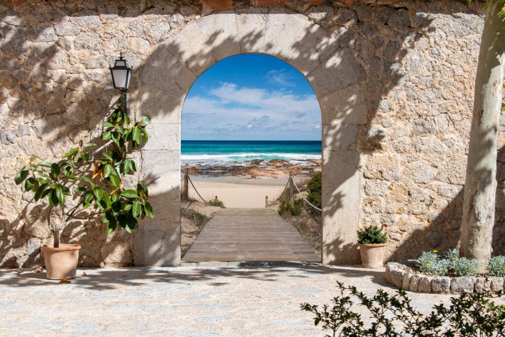 FKK Urlaub Spanien Dünenlandschaft mit Palmen und Meer auf den Kanaren