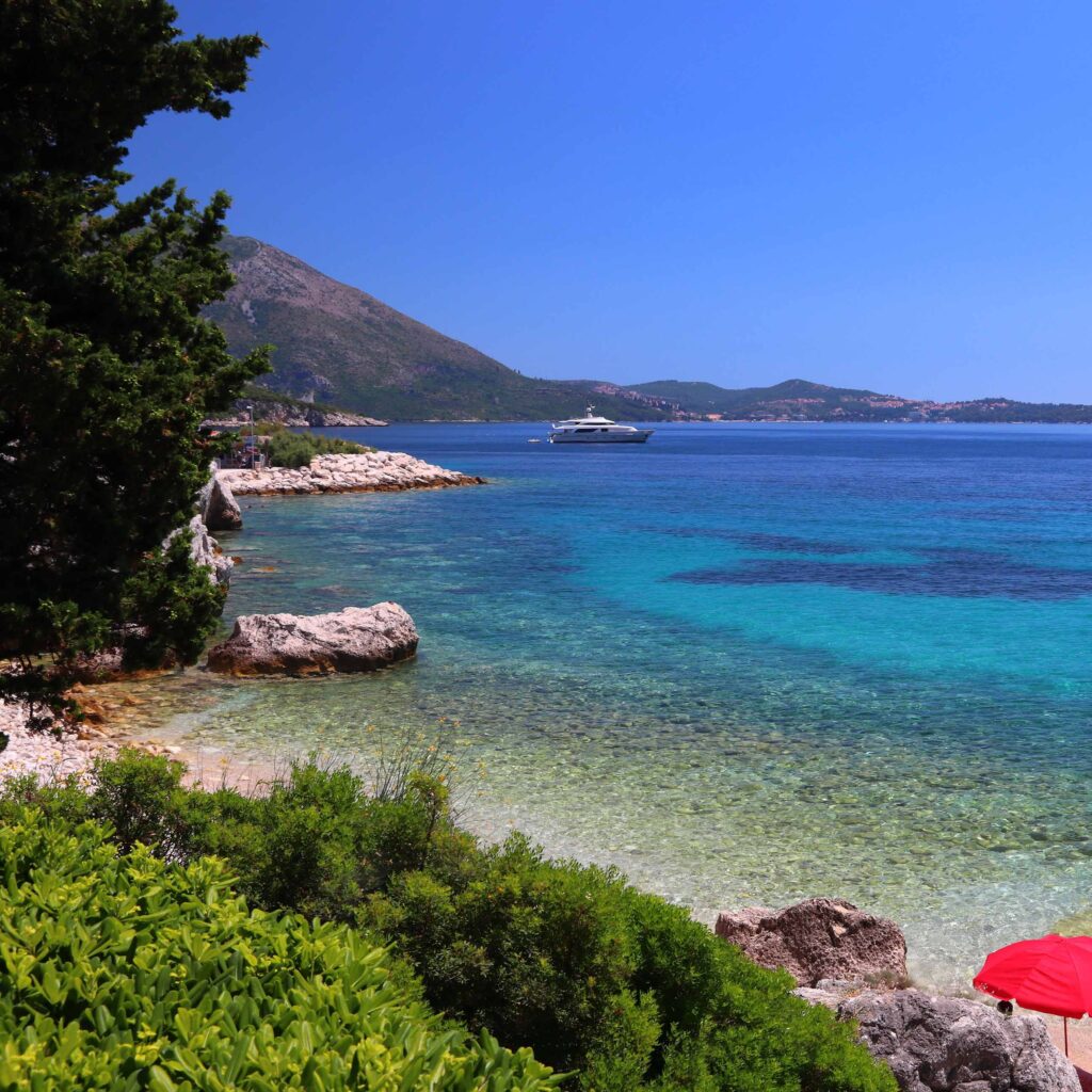 Croatia Mlini beach FKK-Strand Playa Mujeres auf Lanzarote mit goldenem Sand, türkisblauem Meer und weiter Küstenlandschaft