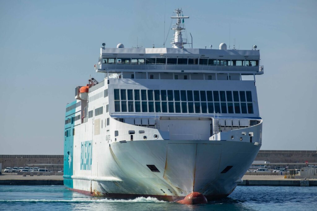 FKK-Urlaub auf der Insel Rab: Frau genießt nackt die Ruhe an einer felsigen Küste direkt am Meer