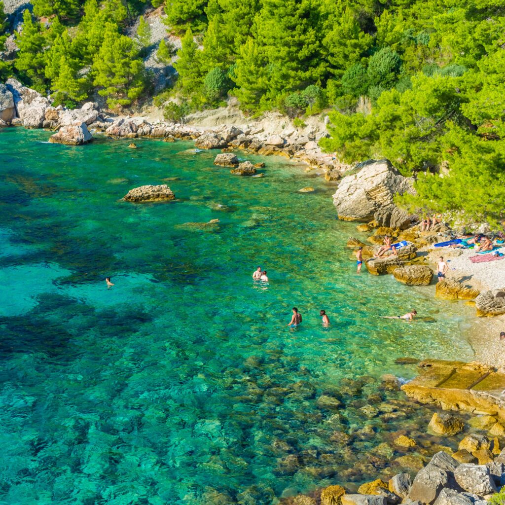 The bautiful beach of Malo Zarace, Hvar Island, Croatia FKK-Strand Playa Mujeres auf Lanzarote mit goldenem Sand, türkisblauem Meer und weiter Küstenlandschaft