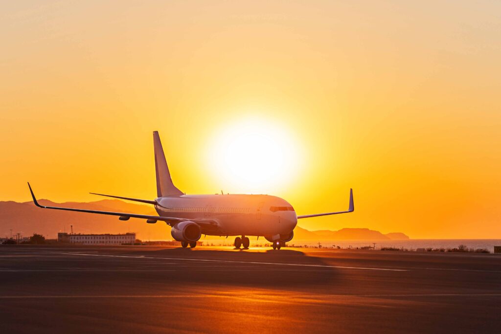 FKK-Urlaub auf der Insel Rab: Frau genießt nackt die Ruhe an einer felsigen Küste direkt am Meer