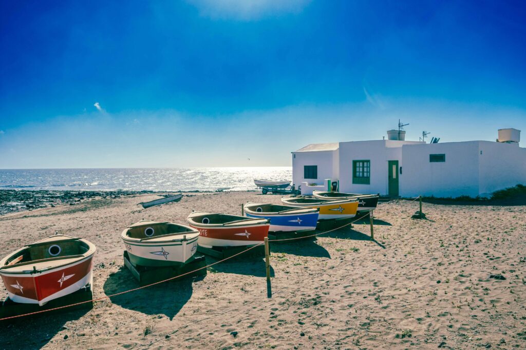 FKK Urlaub Spanien Dünenlandschaft mit Palmen und Meer auf den Kanaren