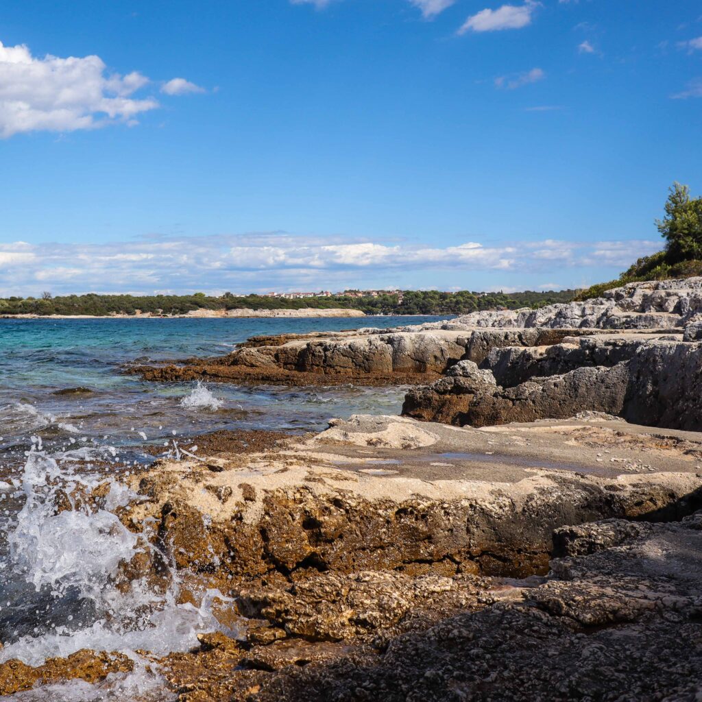 Summer Sunny Day in Sveti Jerolim Island with Rocky Shore. Adria Playa de Papagayo Lanzarote – goldene Bucht mit türkisblauem Meer und Felslandschaft im Süden der Insel