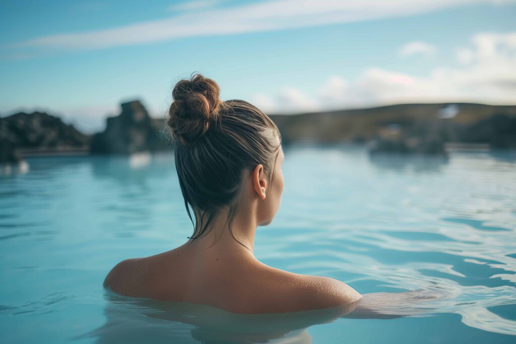 Junge Frau genießt die Sonne am FKK-Strand von Ibiza – entspannter Moment am Meer