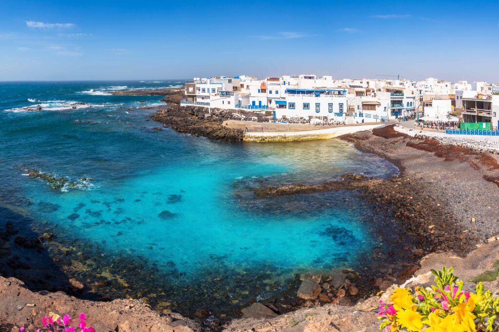 FKK Urlaub Spanien Frau entspannt am Strand mit Meer und natürlicher Atmosphäre
