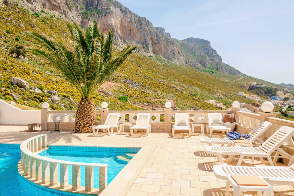 Poolbereich im Naturist Resort Viva Tourismo auf Rhodos mit modernen Liegen, Sonnenschirmen und entspannter FKK-Atmosphäre