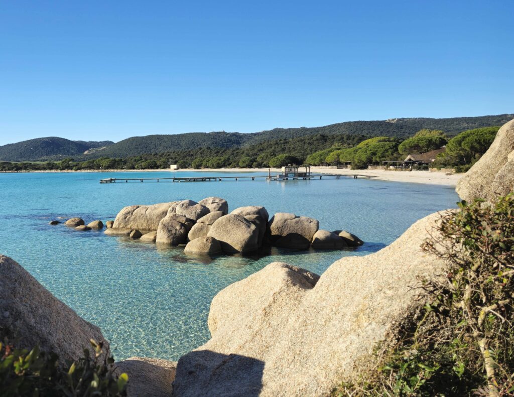 La plage de Santa Giulia en hiver, Corse. Naturist Park Koversada bei Vrsar mit Meer, Inseln und FKK-Stränden