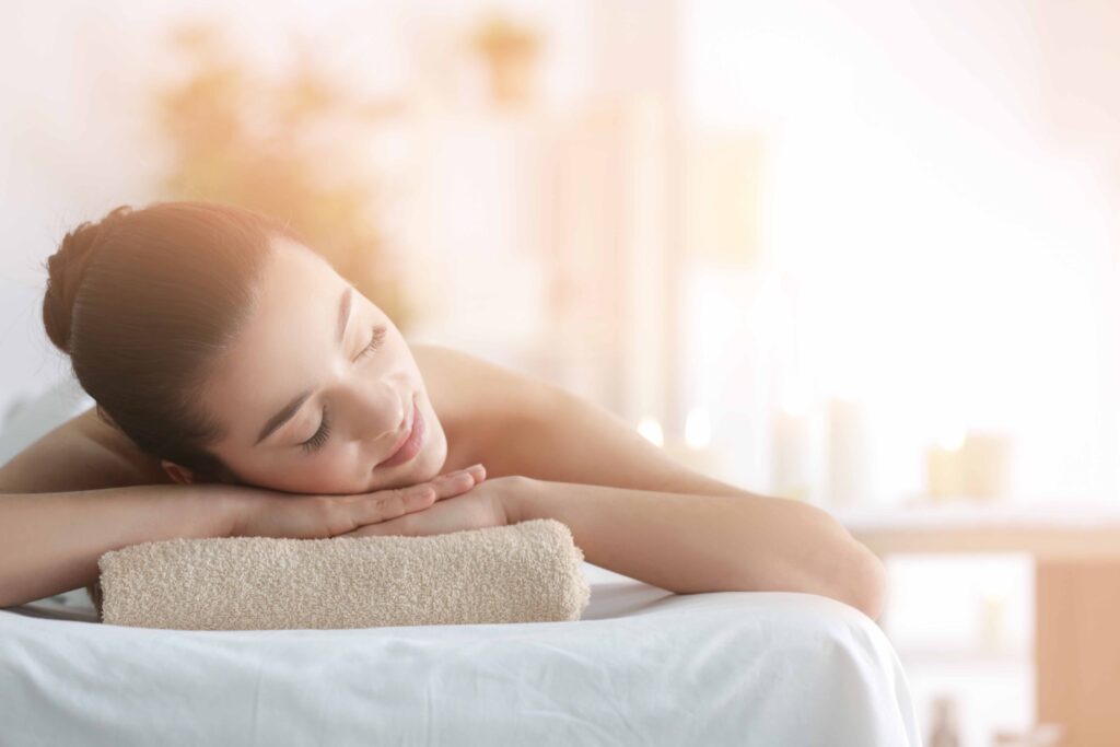 Entspannte Frau bei Spa- und Wellnessanwendung in modernem Wellnesshotel in Österreich