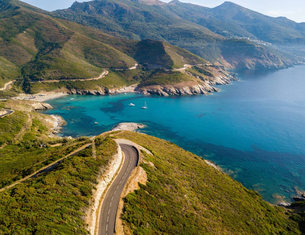 Vista aerea della costa della Corsica, strade serpeggianti e cal Naturist Park Koversada bei Vrsar mit Meer, Inseln und FKK-Stränden