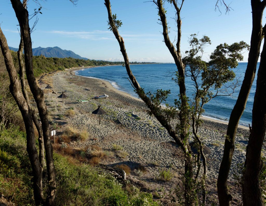 Frankreich - Korsika - Bravone Strand Naturist Park Koversada bei Vrsar mit Meer, Inseln und FKK-Stränden