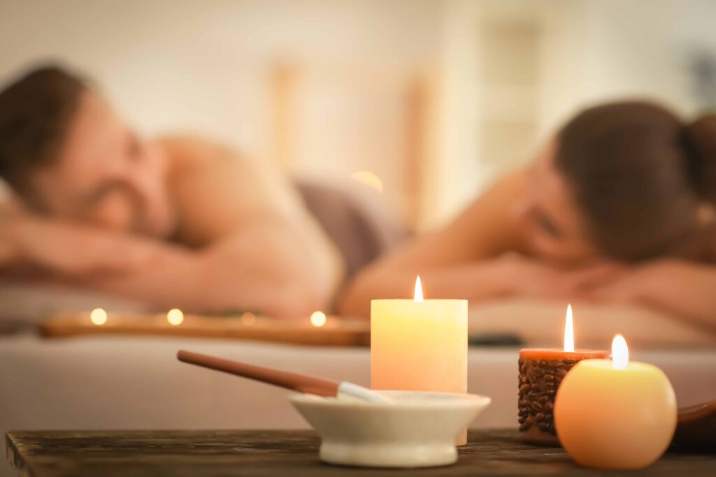 Paar genießt wohltuende Rückenmassage im FKK-Wellnesshotel – Entspannung & Zweisamkeit pur.