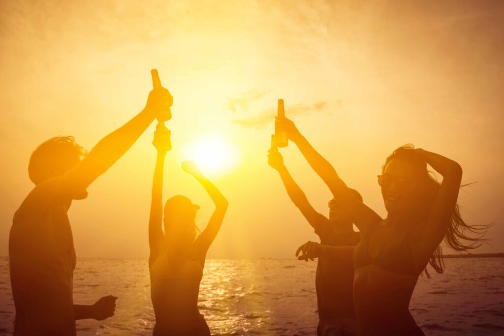 Zwei junge Frauen genießen Spaß im Meer beim FKK-Urlaub – Lebensfreude und Freiheit
