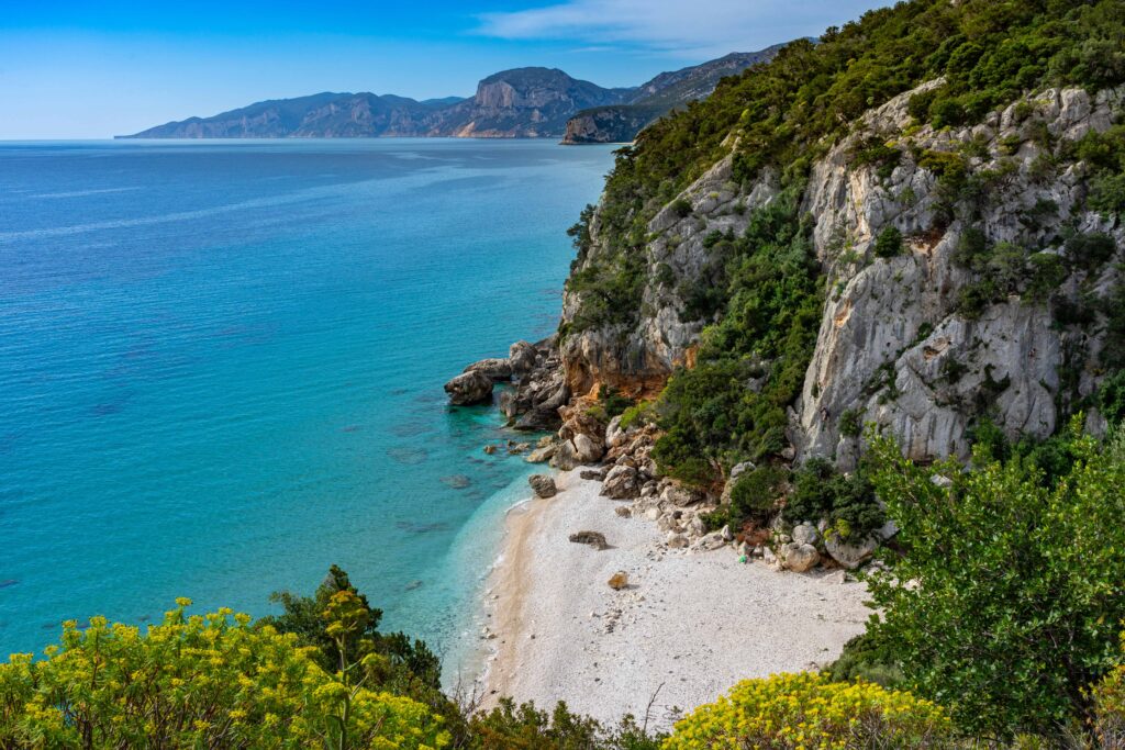 Traumstrand: Indiviueller Urlaub auf Sardinien, Italien: Wanderung an der Bucht, Spiaggia di Cala Fuili an der Ostküste am Golfo di Orosei. Nähe Nationalpark Gennargentu und Porto di Cala Gonone Playa de Maspalomas Gran Canaria FKK Strand mit Dünen und Meerblick