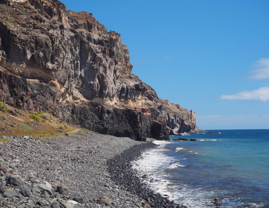 Playa de Tasarte near GC-200 coastal highway FKK-Strand Playa de Güigüi auf Gran Canaria – schwarzer Sandstrand zwischen Felsen und Atlantik, umgeben von Steilküste und wilder Natur