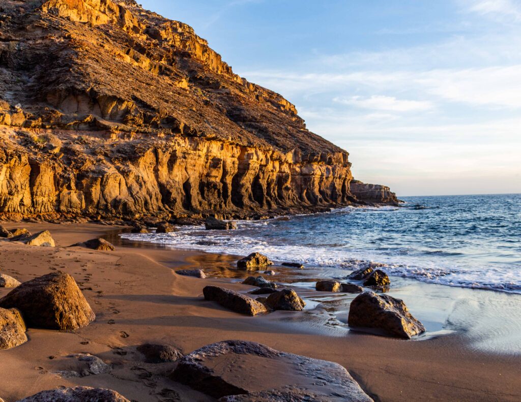 Best secret beach Gran Canaria Weitläufiger Sandstrand von Playa del Inglés auf Gran Canaria mit Meerblick, Weitläufiger Sandstrand von Playa del Inglés auf Gran Canaria mit Meerblick, Sonnenschirmen und FKK-Bereich nahe den Dünen von Maspalomas.