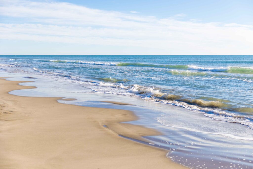 Vague sur la plage méditerranéen de l’Espiguette (Occitanie, Naturist Park Koversada bei Vrsar mit Meer, Inseln und FKK-Stränden
